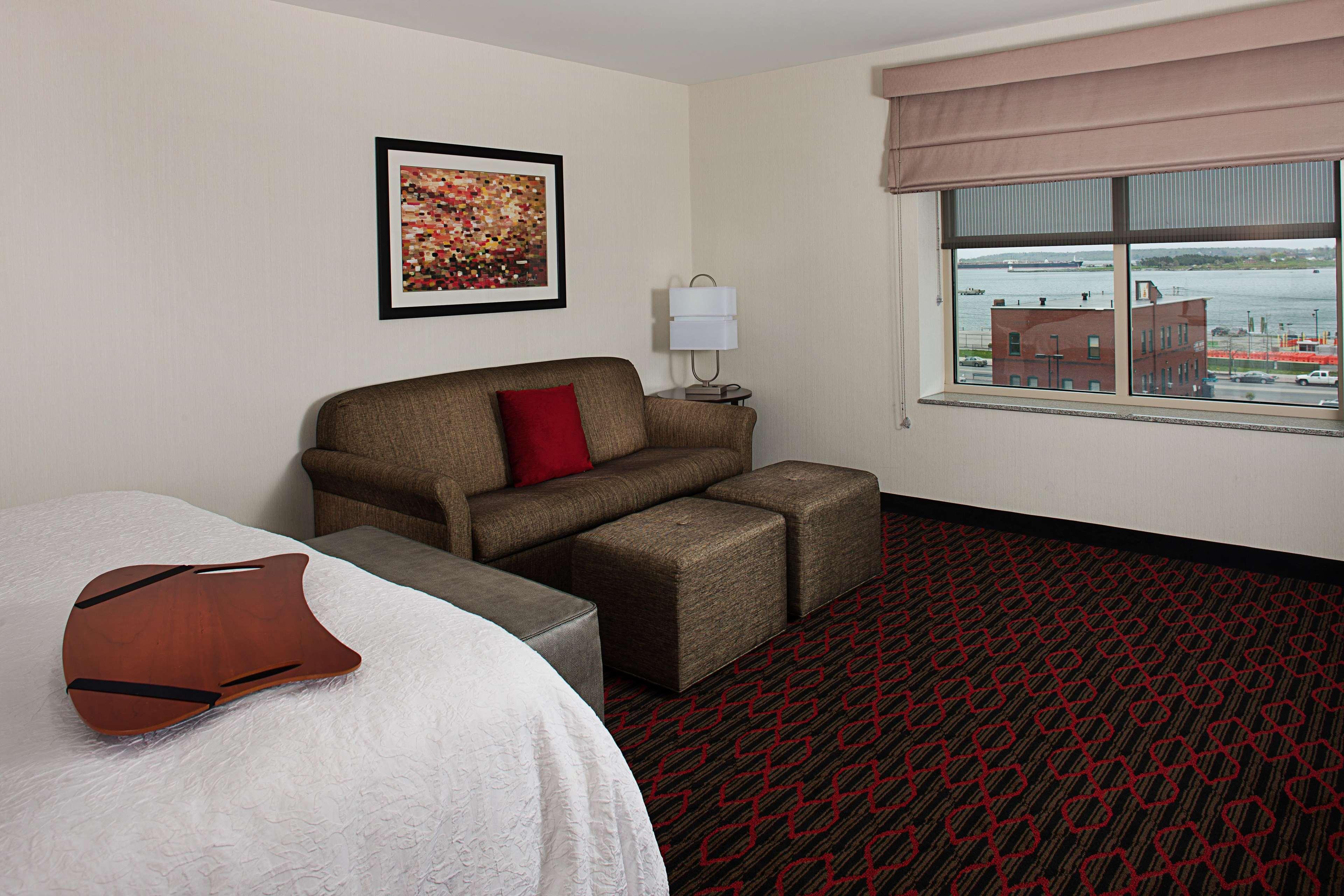 Hampton Inn Portland Downtown Waterfront Exterior photo